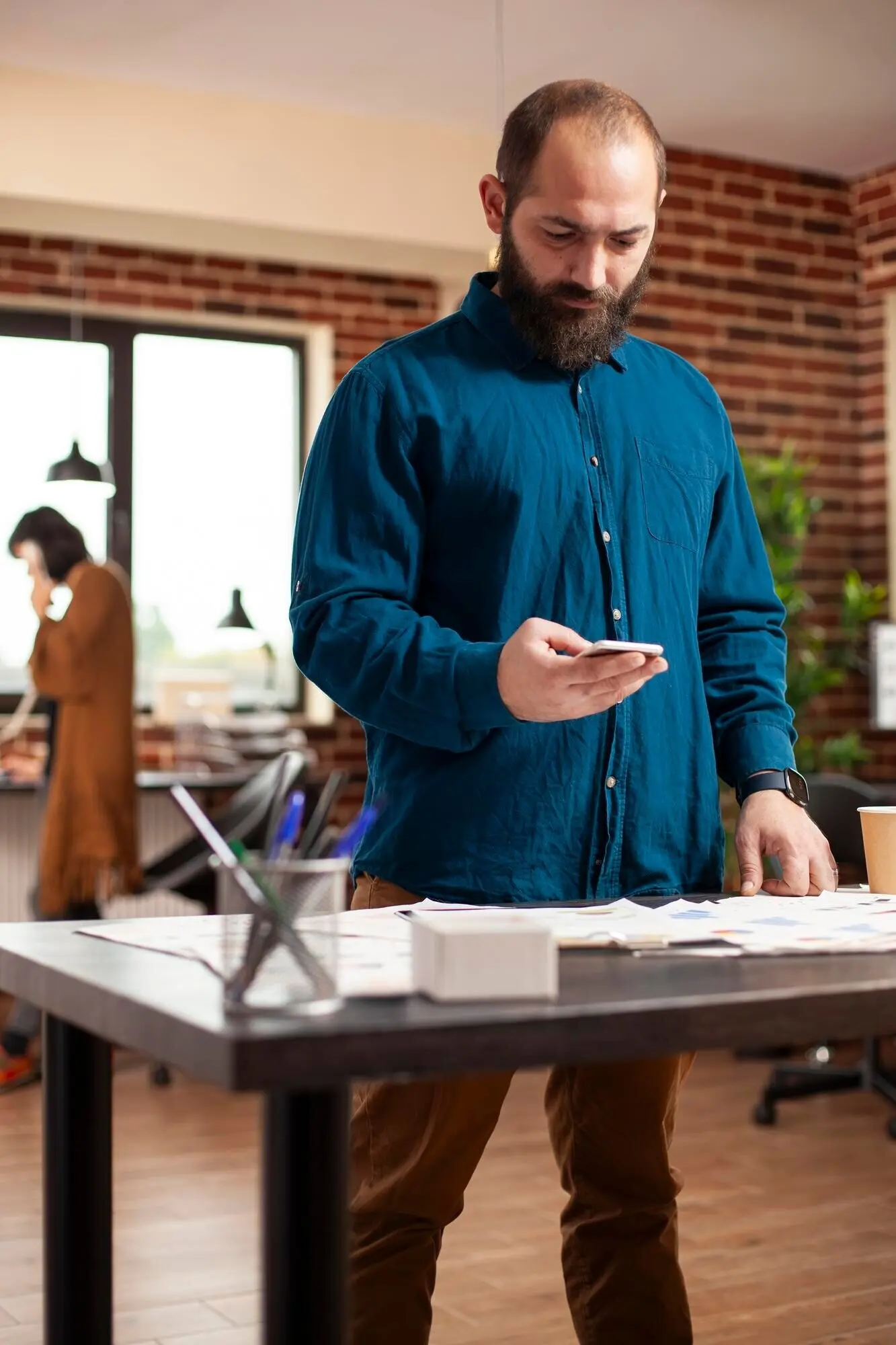 Ein Geschäftsmann überprüft sein mobiles Gerät.