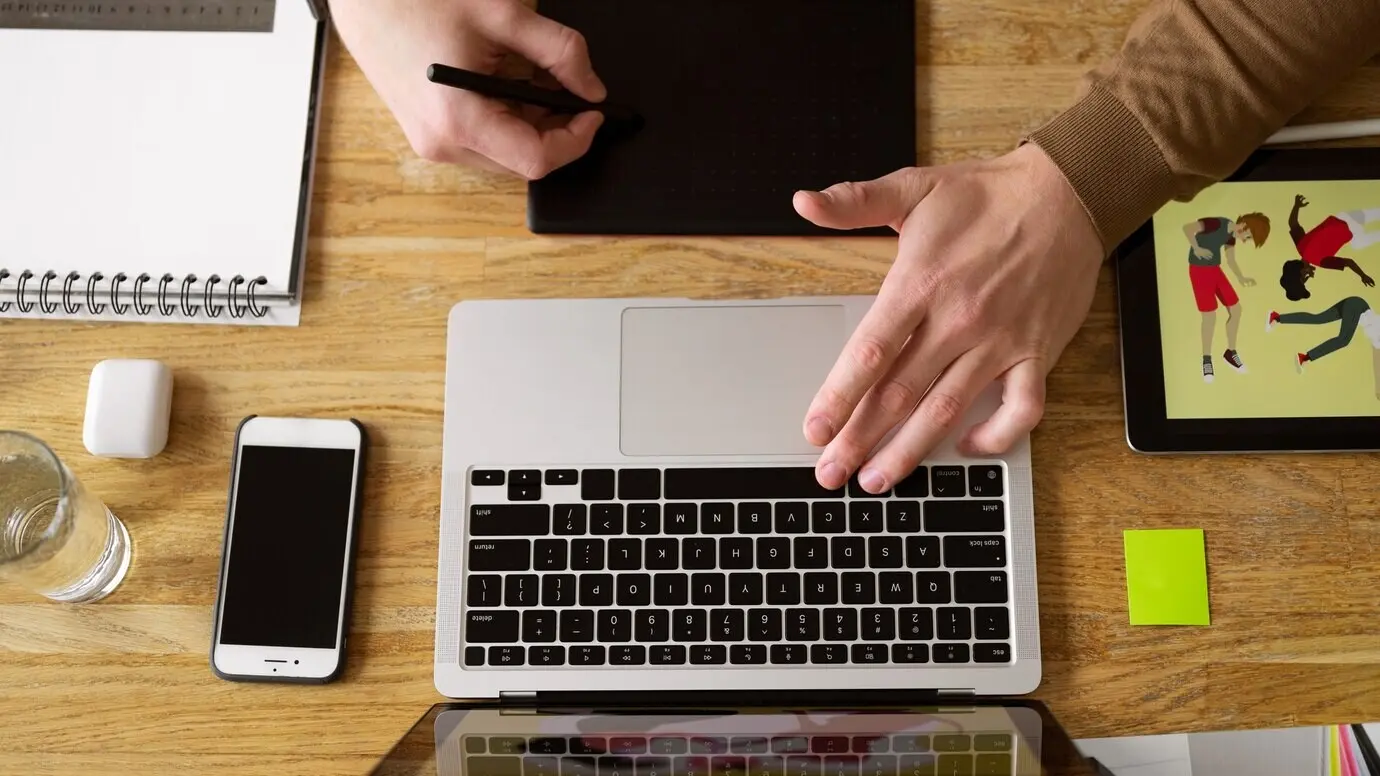 Ein erwachsener männlicher Illustrator, der an einem Tablet arbeitet.