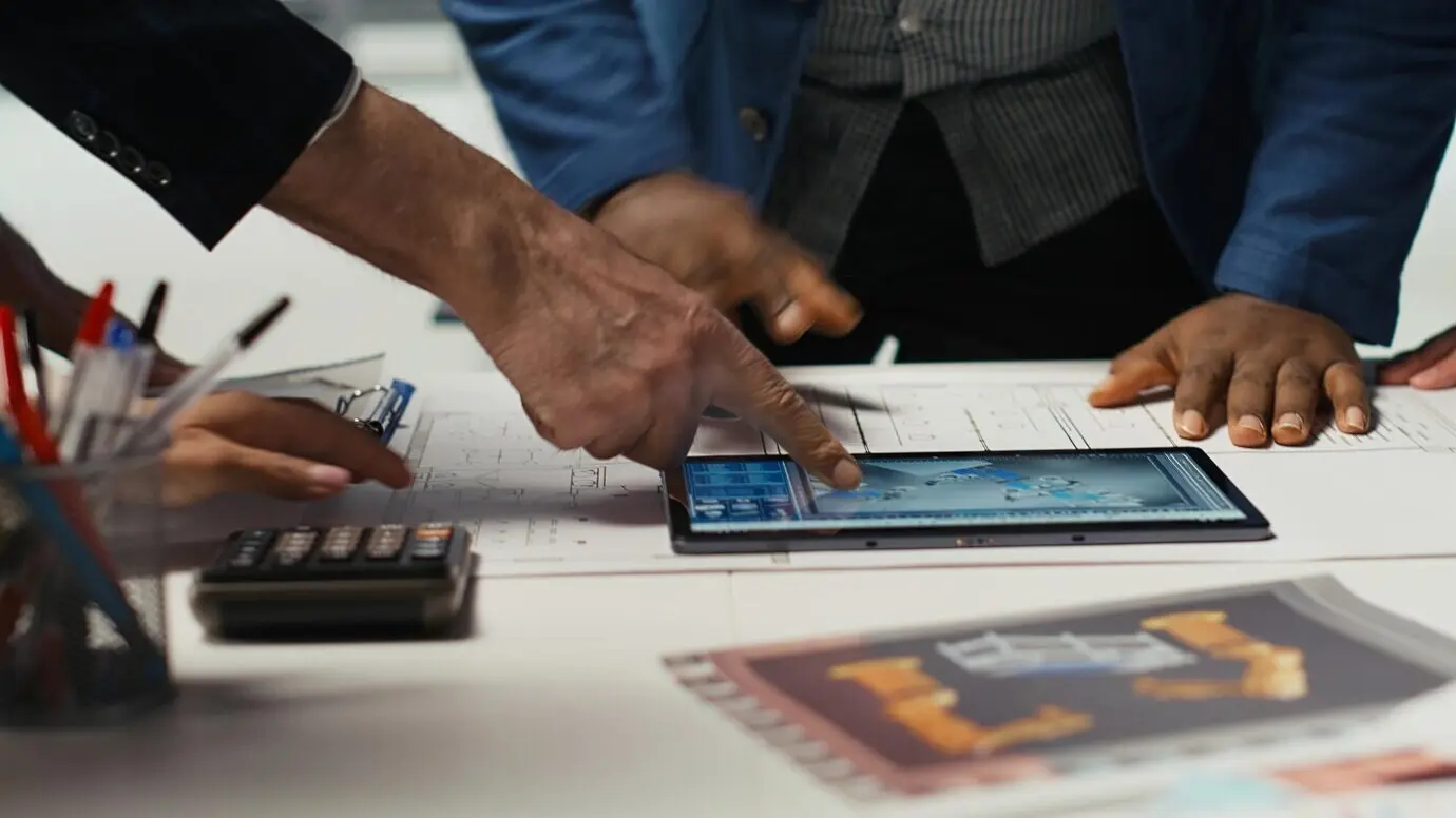 Fabrikexperten entwerfen Produktionslinien für Montageanlagen in einem Tablet-CAD-Programm.