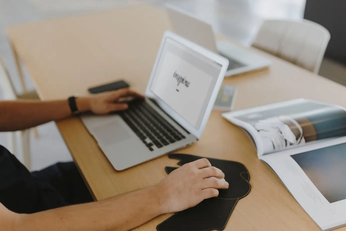 Ein Mann arbeitet an seinem Laptop.